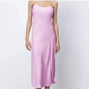 Säljer denna super fina rosa siden klänningen från zara, går inte att köpa längre! Använd två gånger, som ny! 💞