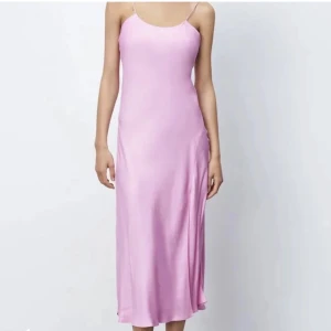Rosa siden klänning  - Säljer denna super fina rosa siden klänningen från zara, går inte att köpa längre! Använd två gånger, som ny! 💞