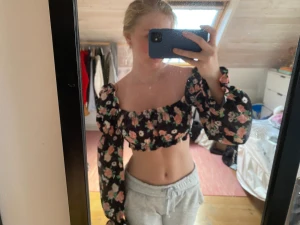 Helt oanvänd croppad blus - Helt ny med prislapp kvar