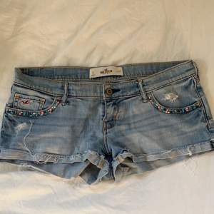 Intressekoll på mina fina unika lågmidjade jeansshorts från Hollister!🥰