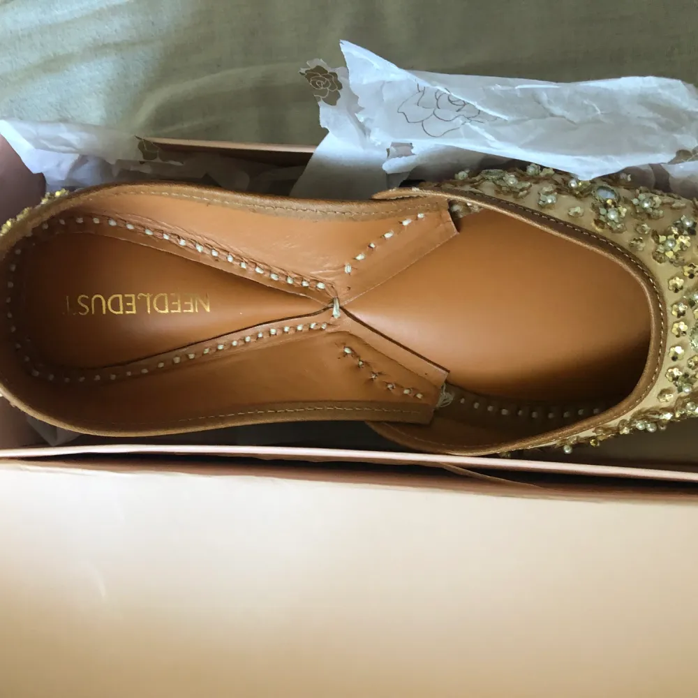 Dessa sandaler från Pakistan är till salu för 450kr! I storlek 41 men passar de i storlek 40. Köparen står för frakten 🫶🏼. Skor.