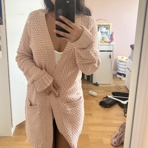 Kofta - Säljer denna skit snygga kofta från vero Moda precis som ny💕 jag har vikt upp mina i armarna då dom är lite långa på mig❤️passar nu till sommarkvällarna☀️