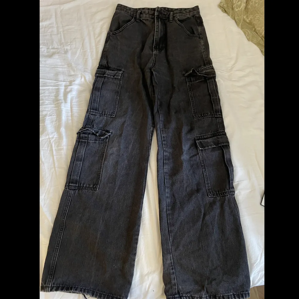 Baggy Cargo jeans storlek S DM för frågor 🙏 Köparen står för frakt . Jeans & Byxor.