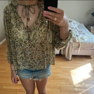 Topp från Zara - Säljer denna fina blus ifrån zara med prislappen kvar💕