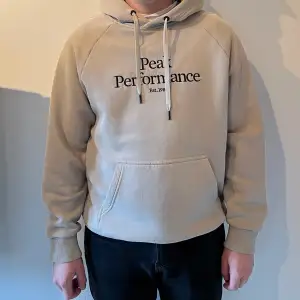 Beige peak performance hoodie!  Endast testad, dock är lappen borttagen.