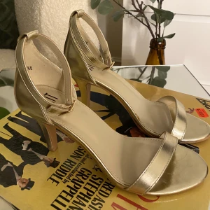 Klackskor  - Guldiga klackar i storlek 38 som klmmer med sin box <3 