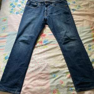 Straight-leg jeans i storlek L. 