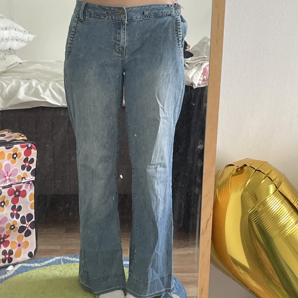 Lågmidjade jeans, köpta secondhand och hittar inget märke eller storlek i byxorna. Jag är 175 och skulle säga att storleken är typ 38 💓. Jeans & Byxor.