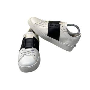 Tja! Säljer ett par vit svarta valentino garvani skor i storlek 38, använda 2-3 ggr så skicket är som nytt, om ni har några frågor eller funderingar är det bara att höra av sig mvh jonte✨