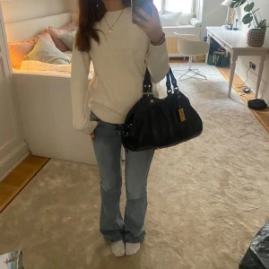 Blåa Jeans - Säljer dessa super snygga och sköna jeans! Super bra skick men för små för mig tyvärr!💗storlek 25 men passar även 24 och 26