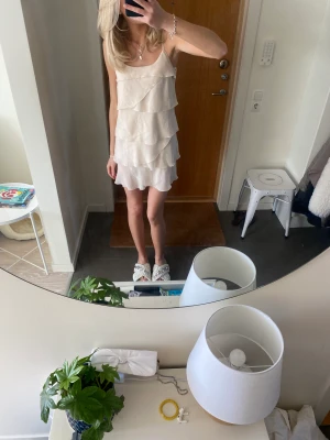 Volang klänning  - Såå söt ljusrosa volangklänning som aldrig är använd 🥰