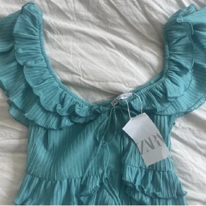 Zara Topp - Zara topp med prislapp kvar! Första bilden är lånad🥰många intresserade så det blir budgivning! Bud får höjas hur mycket/ lite man vill❤️