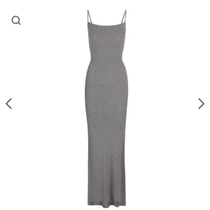 Skims klänning  - Grå skimsklänning ” soft lounge long slip dress” i strl M. Säljer då det var fel storlek för mig. Jättebra skick! Skriv för fler bilder eller andra frågor ✨💛