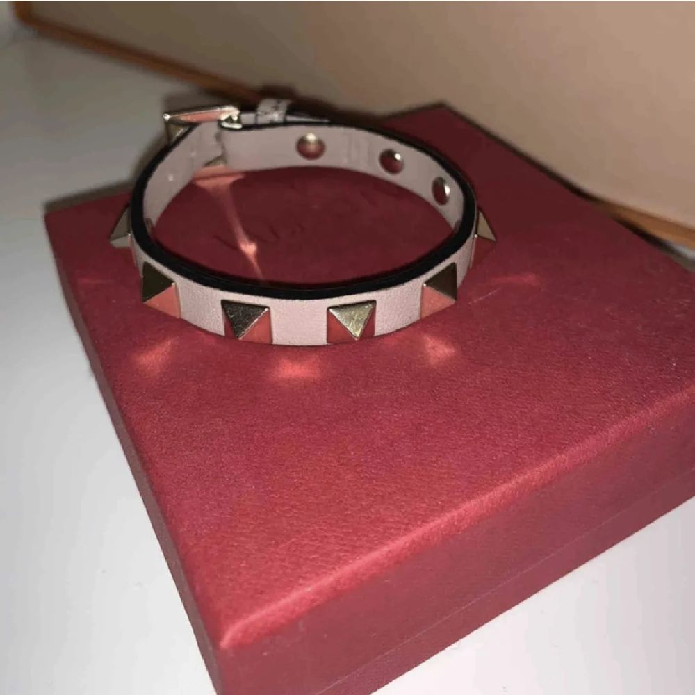 Såå fint valentino armband i ljusrosa, en aning slitet därav priset, (nypris 2800kr)❤️ kom privat för fler bilder!! Har äktenhetsgaranti💗☺️ . Accessoarer.