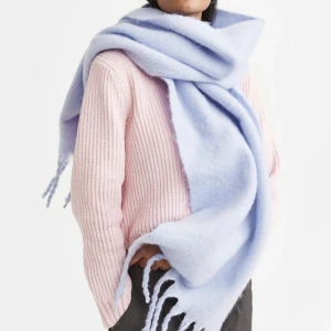 Ljusblå halsduk - Jättemysig och fluffig halsduk som passar till vintern! Den är oanvänd från hm💘