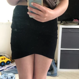 Kjol - En svart kjol i storlek 146/152