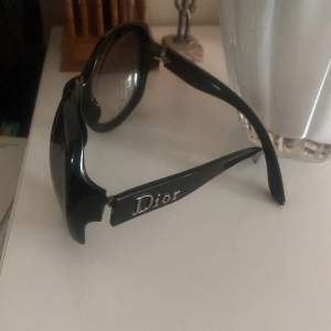 Säljer dessa balla solglasögon från Dior i modellen Glossy. Köpt i Dior-butik i Paris för ett långt tag sedan för ca 5000kr 