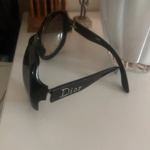Dior glossy solglasögon  - Säljer dessa balla solglasögon från Dior i modellen Glossy. Köpt i Dior-butik i Paris för ett långt tag sedan för ca 5000kr 