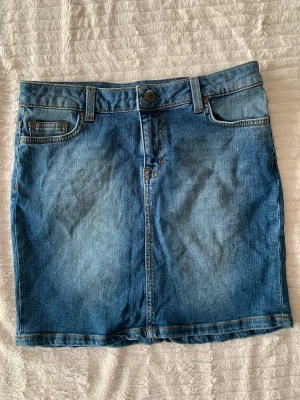 Jeanskjol! - Fin jeanskjol inte använd många gånger. Säljer på grund av att den inte är min stil. Stretchiga och jätteskön! PS!! DMA FÖR BILDER NÄR JAG HAR PÅ MIG DEN