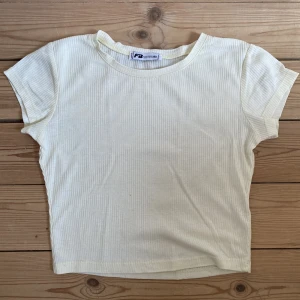 Croptop  - Fin croptop från New Yorker, ganska genomskinlig, stor i storleken🫶🏻