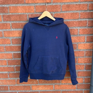 Blå hoodie från Ralph Lauren  - Tidlös och stilren blå hoodie från Ralph Lauren. Sparsamt använd men perfekt tröja till kyliga kvällar!