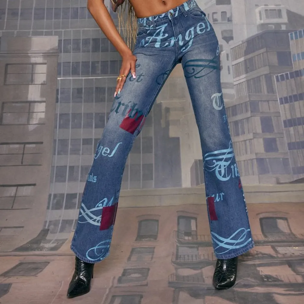 Säljer dessa coola jeans från jaded london som inte säljs längre. W 26. Jag är 165 med klackar i denna bild men har även sytt upp så de går att sprätta upp men även att klippa kortare❤️. Jeans & Byxor.