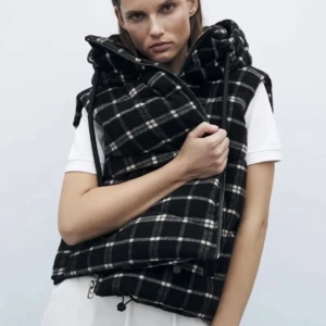 Zara väst - Säljer denna jättefina västen från zara då den inte kommer till användning💓 Frakt ingår ej