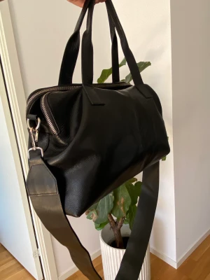 WERA väska - Svart läder. Använd men i fint skick! Det tunna bandet är original, det breda har jag köpt till separat. Kan skickas med om så önskas! Skickas med Postnord spårbart 51kr