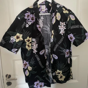 Hawaiimönstrad Skjorta  - Använd men i god skick