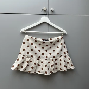 Kjol från Zara - Helt oanvänd kortkjol från Zara. Strl M, är true to size, ingen stretch i materialet. I kjolen finns även innershorts, och dragkedja i ena sidan. Mid-rise fit och lite cheeky.