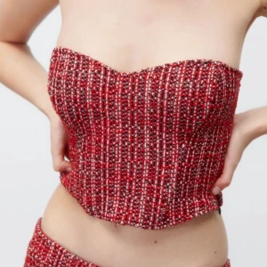 Röd Korsett Topp - En jättefin somrig topp som tyvärr är för liten för mig nu. i jättefint skick, endast använd 2 gånger. Skriv om ni har några frågor! 