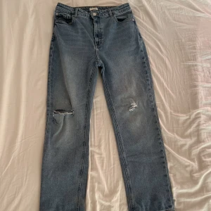 Blå jeans - Ett par super snygga blåa jeans. Använts 1-2 gånger. Inga defekter. Skriv om ni har frågor🩵 priset går att diskutera 