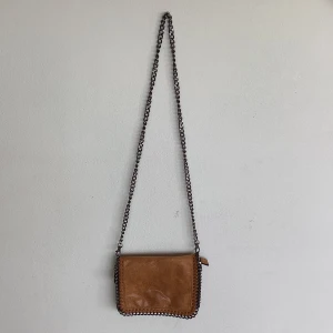 Väska - Superfin väska! Längd: 23cm Höjd: 18cm, finns fack inuti