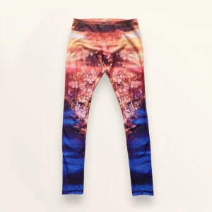 McQ Alexander McQueen leggings strl S - Leggings med print från McQ, Alexander McQueen. Äkta. Storlek S, viss stretch i tyget. Passar mig bra som är normal 36:@. Bra använt skick. Nypris ca 360 USD.