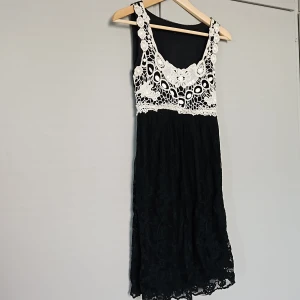 Snygg klänning - Snygg klänning med pärlor och spets !