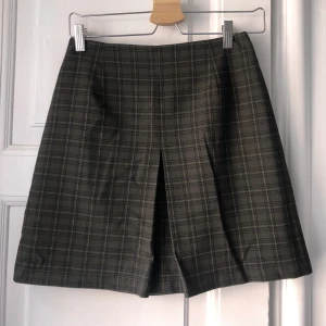 Rutig kjol - söt rutig kjol köpt second hand, den är i en mörkgrön färg 