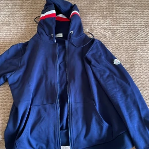 Moncler kofta  - Helt ny Moncler kofta i marin blå 10/10 skick helt ny 