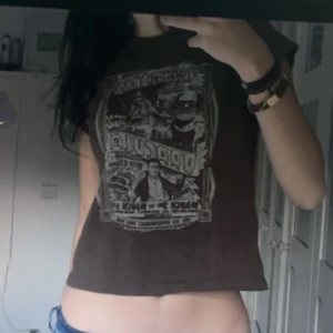 Brandy Melville top - Säljer denna bruna brandy Melville top som bara är provad eller använd enstaka ggr. Är 175 cm för referens. Den sitter som en XS på mig. Pris kan diskuteras o köparen står för frakt 💓