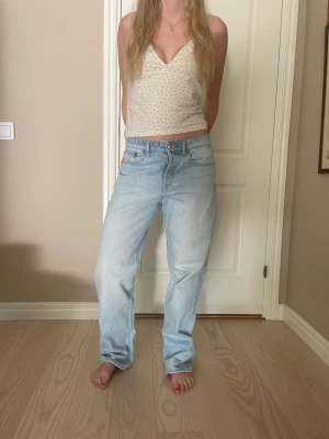 Lågmidjade jeans - Supersnygga lågmidjade jeans från Zara!! Finns inte att beställa längre. Storlek 40, men skulle säga att de passar 36-40 beordrade på hur man vill att de ska sitta. Min syster på bilden är 168 cm lång och dem är rätt så långa på henne❤️‍🔥
