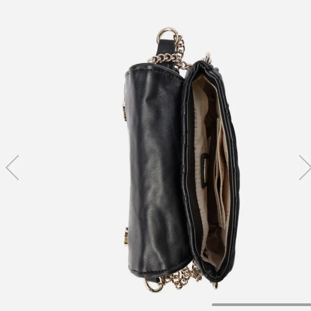 Oanvänd Guess (ADAM MINI CROSSBODY FLAP)  väska med pris lapp på väldigt elegant och fin väska. Köptes för 1149 kr . Väskor.