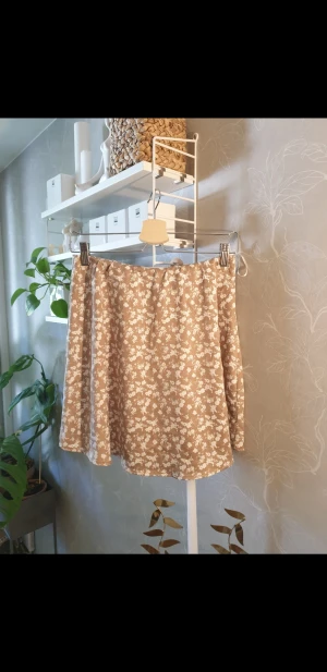 kjol - Blommig satin kjol med resår band i midjan.  Aldrig använts 🌸