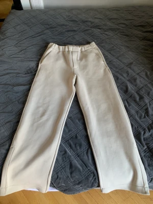 Cos Byxor - Ett par fina somriga byxor från COS! Säljs inte längre hos dom! Passar bra på mig som är 184 cm och 75 kg. Knappt använda! 