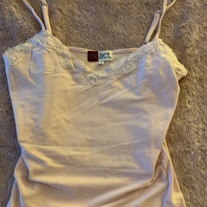 Rosa linne  - Lace linne som säljs pga att den inte kommer till användning. Köparen betalar frakt:) Är mer rosa irl💕