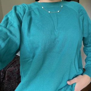 Grön tröja - Helt okej skick. Den är i färgen grön/blå och är mycket skön. Fråga om ni vill ha fler bilder:)