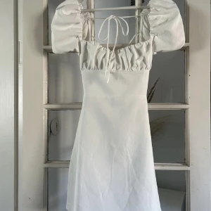 Vit klänning - Vit klänning från zara, endast provad så i bra skick. Lånade bilder då jag själv inte är så bra på att ta men hör av dig för fler🫶