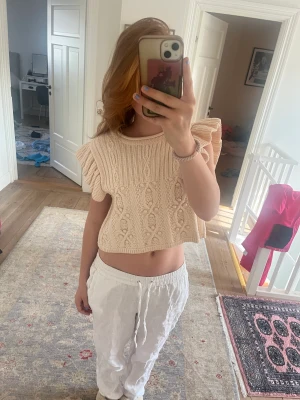 Zara topp - Jätte söt stickad topp från zara! I väldigt bra skick, säljer pga att den inte kommer till användning längre. Köpt på zara för ca 2 år sedan!