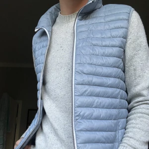 Väst - Säljer en Benvenuto tunn väst. Nypris 1199kr. Storlek M och är i mycket bra skick. Tänker mig 450kr. 