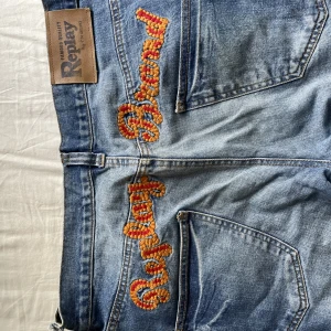 Replay jeans! - Jättefina replay jeans  med snyggt  märke där bak! Sitter overzised på mig och är knappt använda!