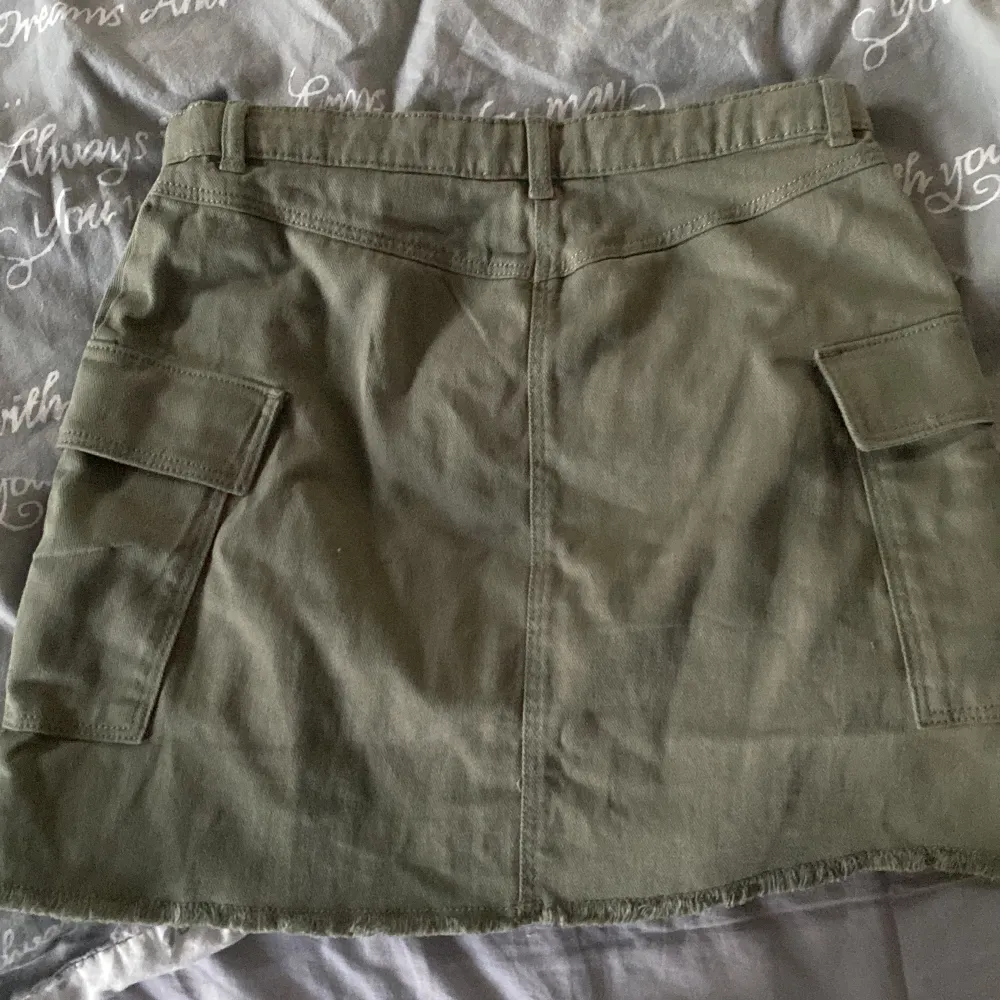 Hej, jag säljer min militär gröna jeans kjol nu pga att den inte passar. Den är andvänd en gång och är i ett bra skick😄. Kjolar.