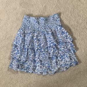 Jätte fin volang kjol från bikbok! Köpt förra sommaren för 300kr men aldrig använd, endast testad, alltså i nyskick!❤️